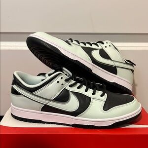 Nike Black and White Sneakers Classic Design
